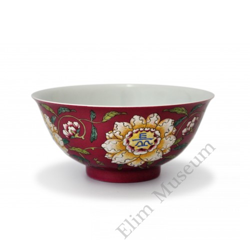 1389  A Yong-Zheng red-ground Falancai bowl